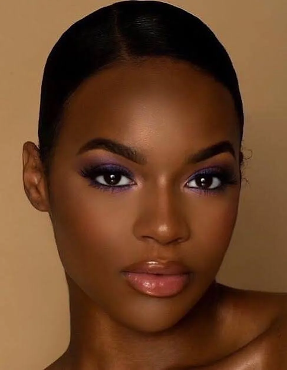 Maquillage violet et teint lumineux